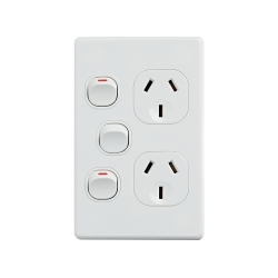 4C | Classic Double Power Point 250V 10A with 16AX Extra Switch - Vertical 040.000.0315